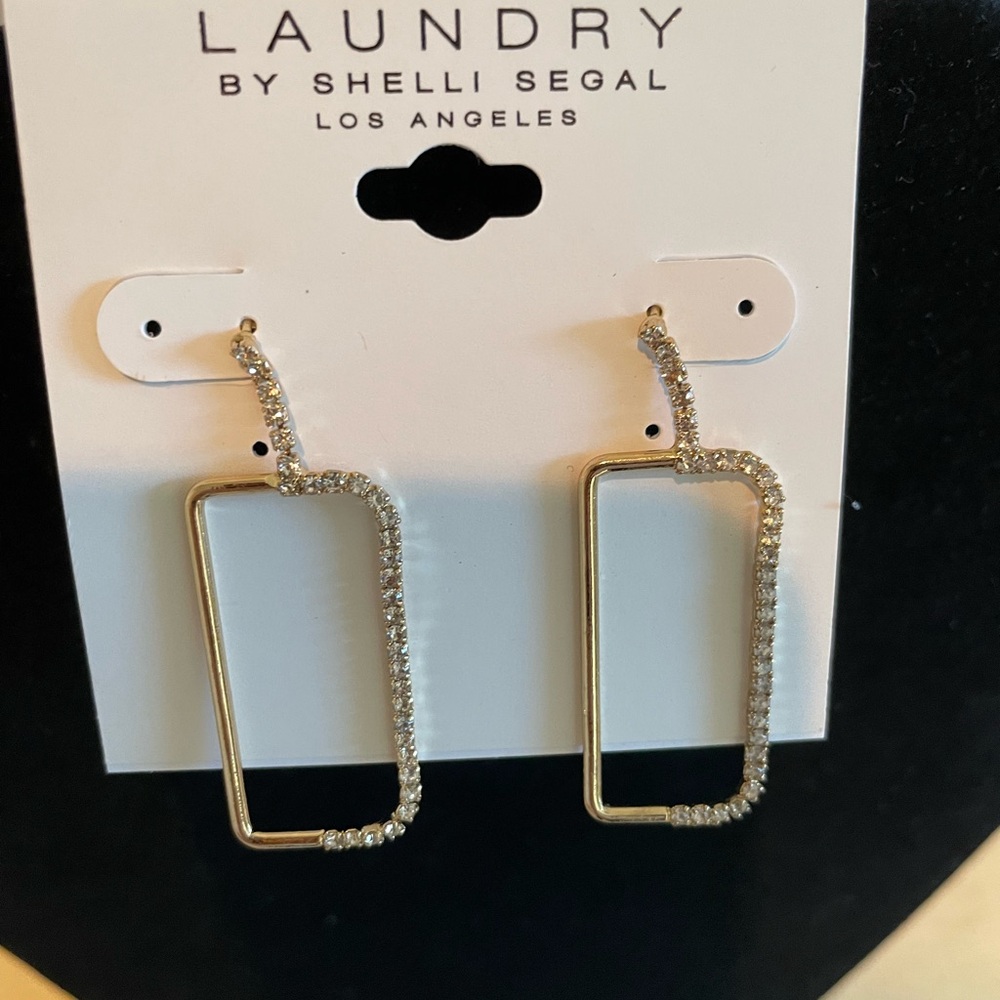 ⭐️🆕 Laundry by Shelli Segal Gold Rectangle Earrings - Picture 3 of 4